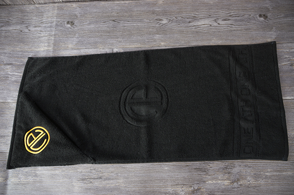 Custom zipper pocket gym towel with embroidery logo black terry